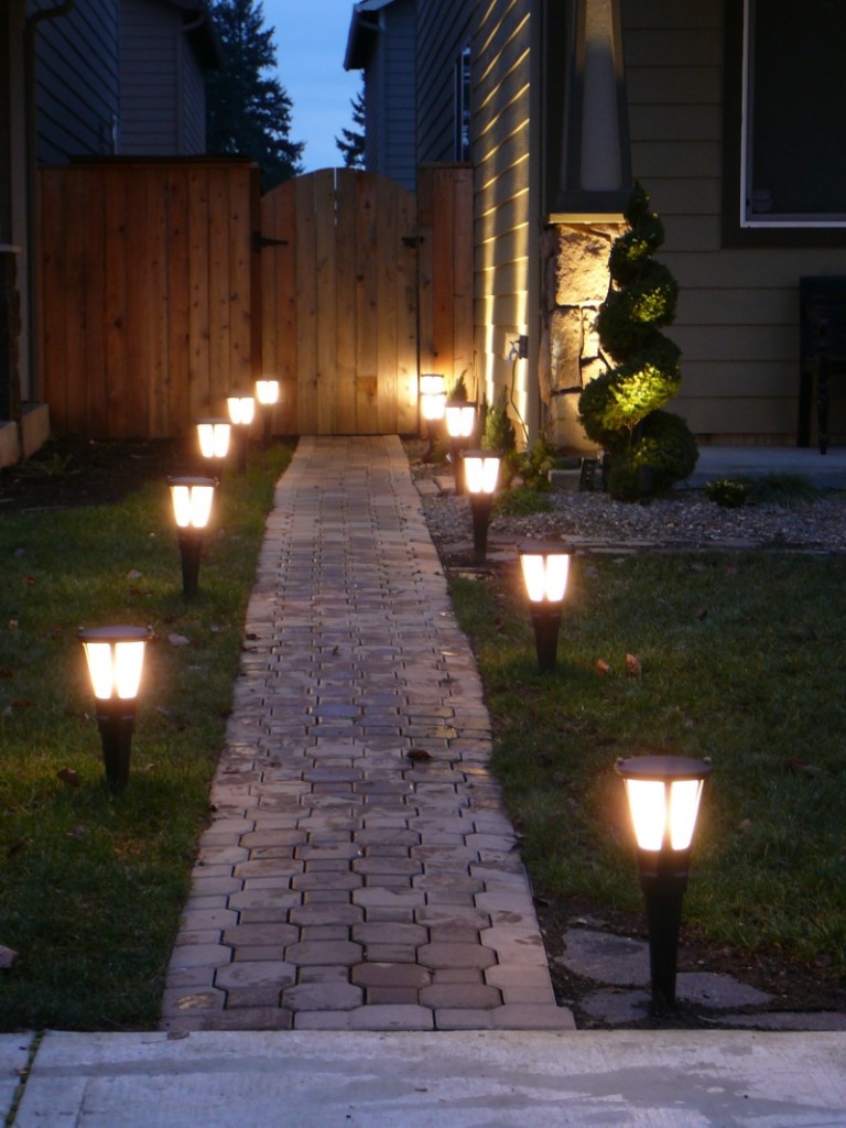 led-scheinwerfer-im-garten