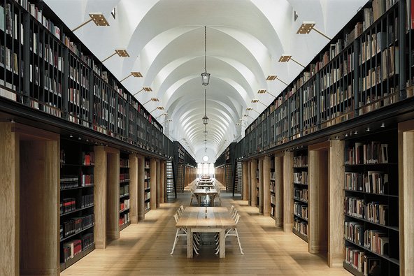 Die Bibliothek professionell mit LED-Panel beleuchten