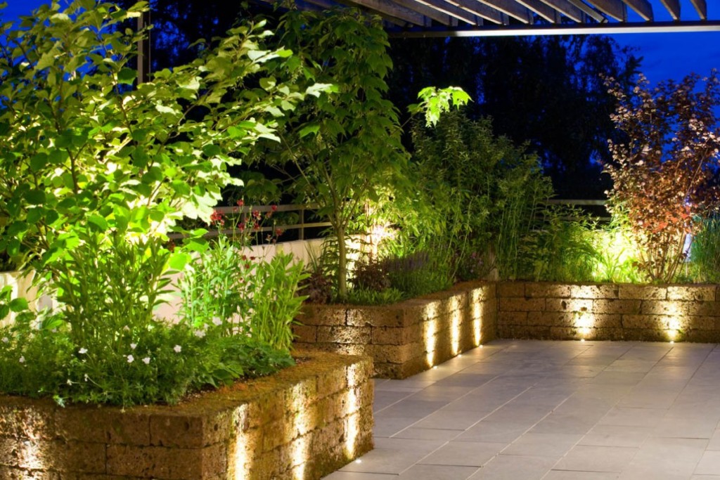 led-scheinwerfer-im-garten